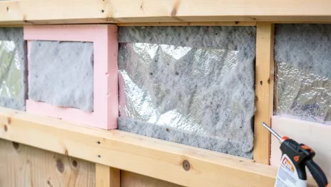 Czym ocieplić bramę garażową