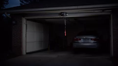 jak zamknac brame garazowa bez pradu